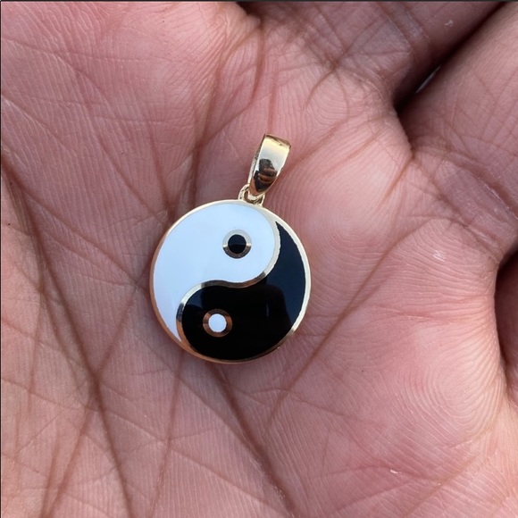 14k Yellow Gold Enamel Yin Yang Charm Pendant - Picture 4 of 8